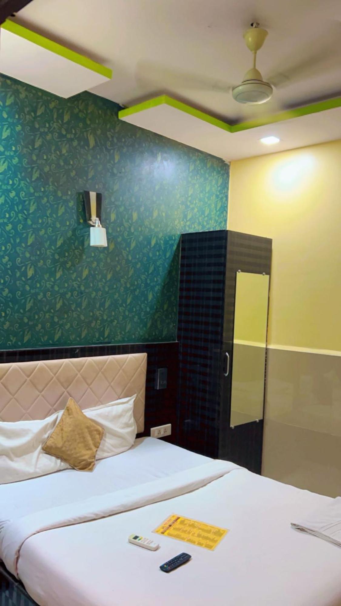 Hotel Avenue Near T-2 International Airport Bombay Exterior foto